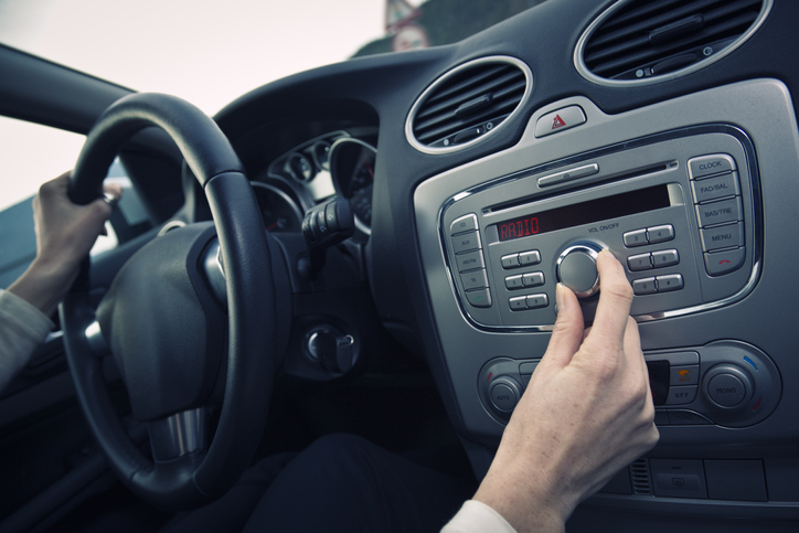 Autoradio selbst einbauen Praxistipps was ist zu beachten