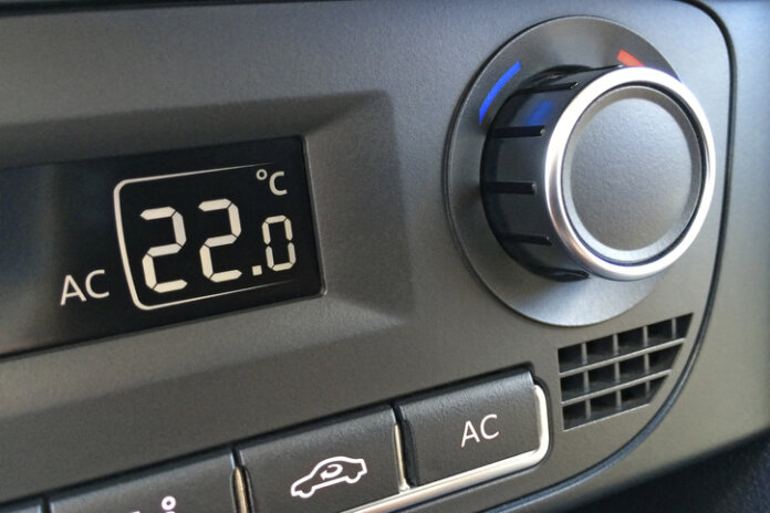 https://www.motointegrator.de/blog/wp-content/uploads/2023/01/Auto-Klimaanlage-Temperaturanzeige-696x464.jpg